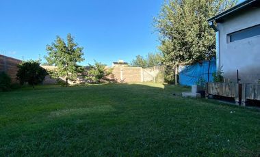 Casa de 3 o más AMBIENTES ubicada a 500 metros de la Avenida Hipólito Yrigoyen.