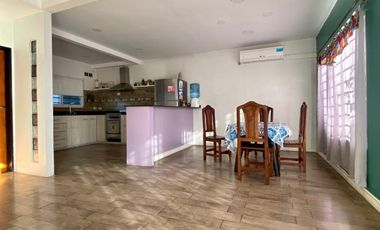 Casa de 3 o más AMBIENTES ubicada a 500 metros de la Avenida Hipólito Yrigoyen.