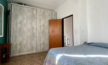 Casa de 3 o más AMBIENTES ubicada a 500 metros de la Avenida Hipólito Yrigoyen.