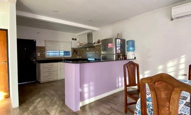 Casa de 3 o más AMBIENTES ubicada a 500 metros de la Avenida Hipólito Yrigoyen.