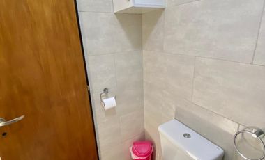 Casa de 3 o más AMBIENTES ubicada a 500 metros de la Avenida Hipólito Yrigoyen.