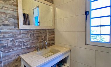 Casa de 3 o más AMBIENTES ubicada a 500 metros de la Avenida Hipólito Yrigoyen.