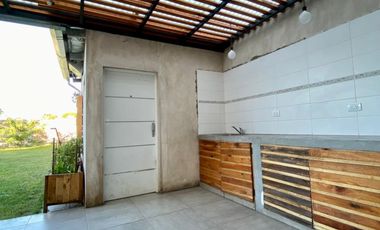 Casa de 3 o más AMBIENTES ubicada a 500 metros de la Avenida Hipólito Yrigoyen.