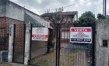 Retasado venta  por viaje Casa con local barrio Monte Cudine