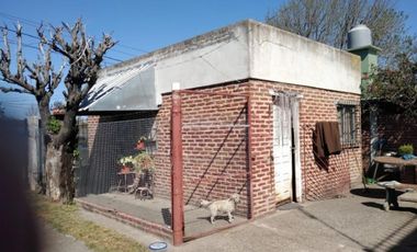 Retasado venta  por viaje Casa con local barrio Monte Cudine