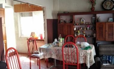 Retasado venta  por viaje Casa con local barrio Monte Cudine