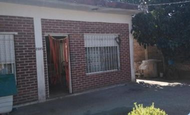 Retasado venta  por viaje Casa con local barrio Monte Cudine