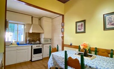 Chalet de 5 o más AMBIENTES ubicada a 150 metros de la Avenida Hipólito Yrigoyen.