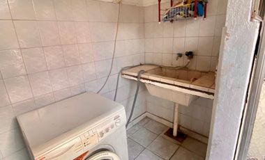 Chalet de 5 o más AMBIENTES ubicada a 150 metros de la Avenida Hipólito Yrigoyen.