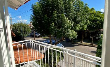Chalet de 5 o más AMBIENTES ubicada a 150 metros de la Avenida Hipólito Yrigoyen.