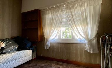 Chalet de 5 o más AMBIENTES ubicada a 150 metros de la Avenida Hipólito Yrigoyen.