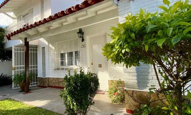 Chalet de 5 o más AMBIENTES ubicada a 150 metros de la Avenida Hipólito Yrigoyen.