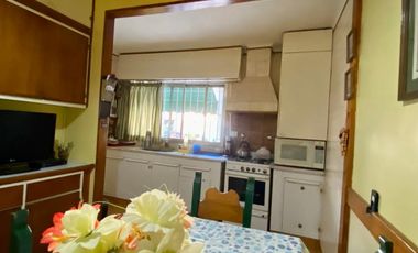 Chalet de 5 o más AMBIENTES ubicada a 150 metros de la Avenida Hipólito Yrigoyen.