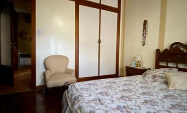 Chalet de 5 o más AMBIENTES ubicada a 150 metros de la Avenida Hipólito Yrigoyen.