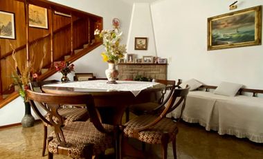 Chalet de 5 o más AMBIENTES ubicada a 150 metros de la Avenida Hipólito Yrigoyen.