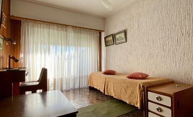 Chalet de 5 o más AMBIENTES ubicada a 150 metros de la Avenida Hipólito Yrigoyen.