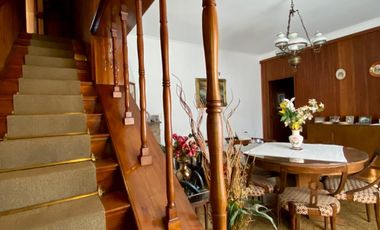 Chalet de 5 o más AMBIENTES ubicada a 150 metros de la Avenida Hipólito Yrigoyen.
