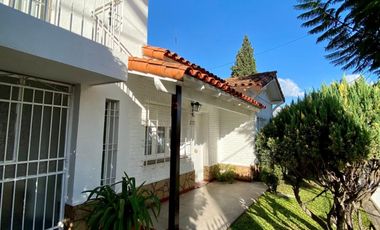 Chalet de 5 o más AMBIENTES ubicada a 150 metros de la Avenida Hipólito Yrigoyen.