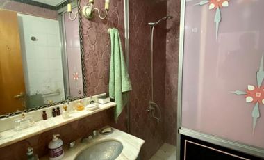 Chalet de 5 o más AMBIENTES ubicada a 150 metros de la Avenida Hipólito Yrigoyen.