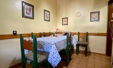 Chalet de 5 o más AMBIENTES ubicada a 150 metros de la Avenida Hipólito Yrigoyen.