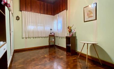 Chalet de 5 o más AMBIENTES ubicada a 150 metros de la Avenida Hipólito Yrigoyen.