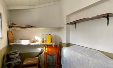 Chalet de 5 o más AMBIENTES ubicada a 150 metros de la Avenida Hipólito Yrigoyen.