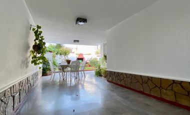 Chalet de 5 o más AMBIENTES ubicada a 150 metros de la Avenida Hipólito Yrigoyen.