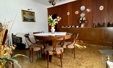 Chalet de 5 o más AMBIENTES ubicada a 150 metros de la Avenida Hipólito Yrigoyen.