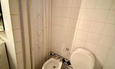 Chalet de 5 o más AMBIENTES ubicada a 150 metros de la Avenida Hipólito Yrigoyen.