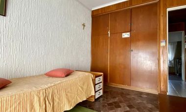 Chalet de 5 o más AMBIENTES ubicada a 150 metros de la Avenida Hipólito Yrigoyen.