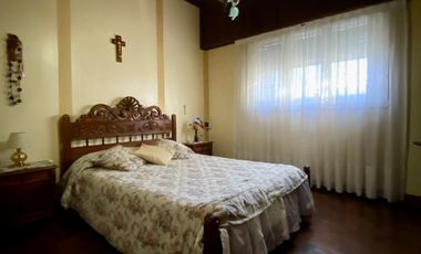 Chalet de 5 o más AMBIENTES ubicada a 150 metros de la Avenida Hipólito Yrigoyen.