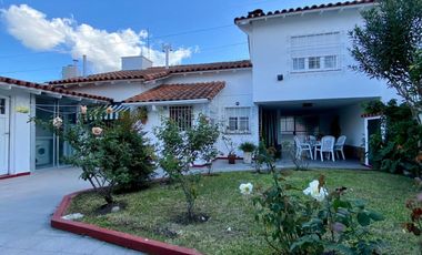Chalet de 5 o más AMBIENTES ubicada a 150 metros de la Avenida Hipólito Yrigoyen.