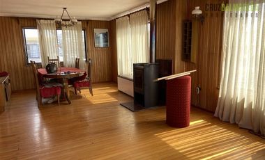 Casa en Venta en Amplia Casa (4 niveles) con loc. comerciales en centro de Calbuco