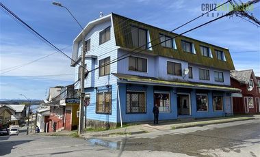 Casa en Venta en Amplia Casa (4 niveles) con loc. comerciales en centro de Calbuco