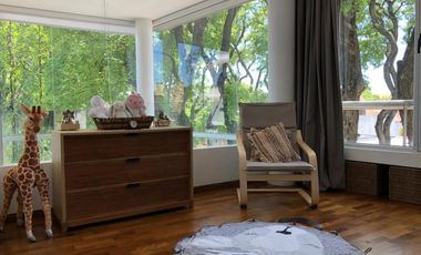 Único Departamento en triplex con terraza propia parquizada, 2 cocheras. Categoría. - Martinez