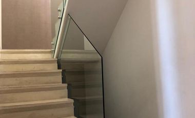 Único Departamento en triplex con terraza propia parquizada, 2 cocheras. Categoría. - Martinez