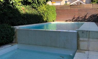 Único Departamento en triplex con terraza propia parquizada, 2 cocheras. Categoría. - Martinez