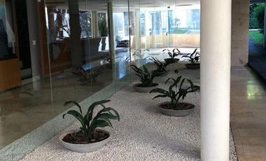 Único Departamento en triplex con terraza propia parquizada, 2 cocheras. Categoría. - Martinez