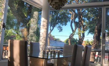 Único Departamento en triplex con terraza propia parquizada, 2 cocheras. Categoría. - Martinez