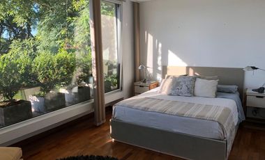 Único Departamento en triplex con terraza propia parquizada, 2 cocheras. Categoría. - Martinez