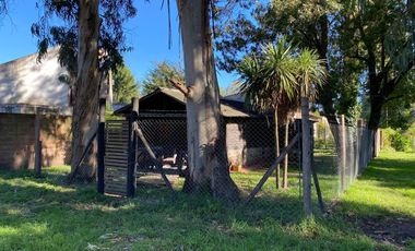 LATORRE PROP. VENDE CABAÑA 3 AMB CON PARQUE EN EL CORAZON DE LAS DALIAS