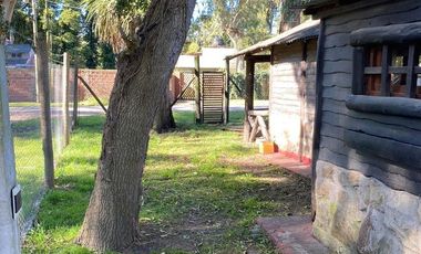 LATORRE PROP. VENDE CABAÑA 3 AMB CON PARQUE EN EL CORAZON DE LAS DALIAS