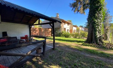 LATORRE PROP. VENDE CABAÑA 3 AMB CON PARQUE EN EL CORAZON DE LAS DALIAS