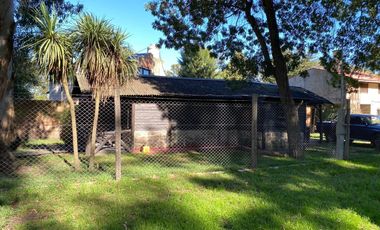 LATORRE PROP. VENDE CABAÑA 3 AMB CON PARQUE EN EL CORAZON DE LAS DALIAS