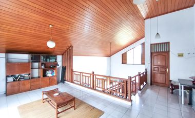 Rumah Tanah Luas 5 Kamar Tidur 5 Mnt ke Living Plaza Pamulang J-42963