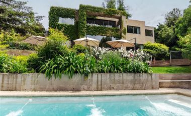 Casa en Venta en Luminosa casa mediterránea en condominio Golf de Manquehue con espectacular vista