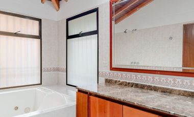 casa en venta en el poblado. Cod V4490