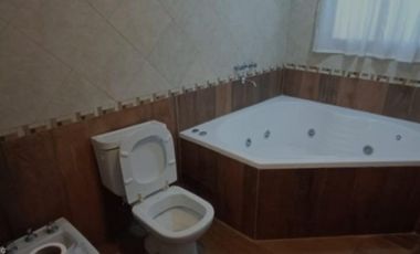 VENDO CHALET CON PISCINA Y QUINCHO