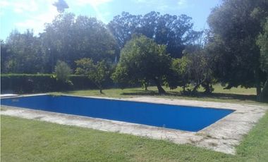 Casa Quinta sobre 3 hectáreas y media con pileta Batán