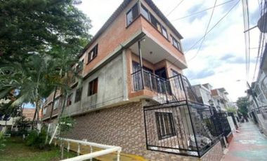 Casa Trifamiliar esquinera en ciudad Córdoba Cali en venta (J.P)